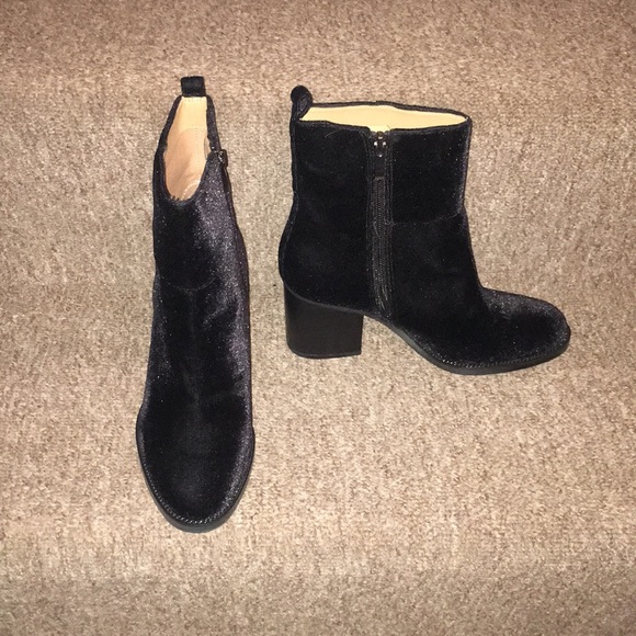 🖤NWT Franco Sarto Black Velvet Booties - Picture 2 of 8